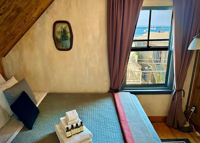 Crew'S Quarters Boarding House - Caters To Men