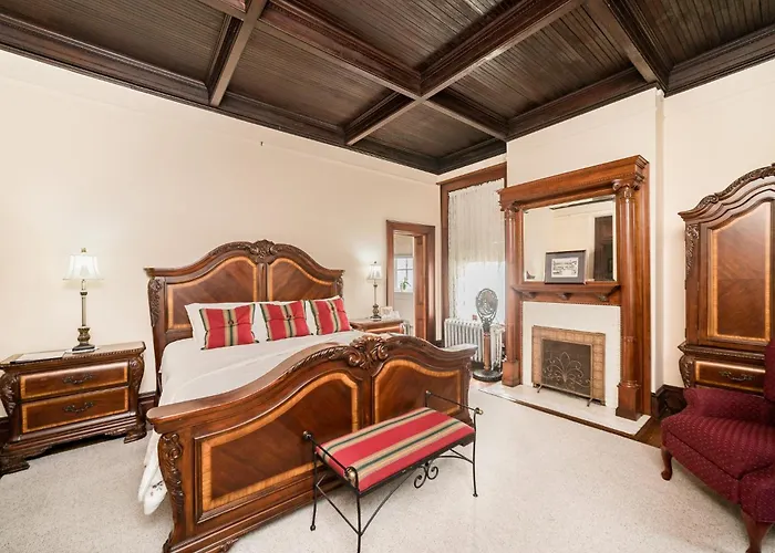 One Of These Nights - King Sized Bed - Sleeps 2