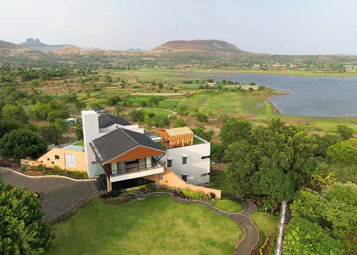 Pearl Lakeview Mansion: Luxurious Lakeside Villa with Infinity Pool and Entertainment