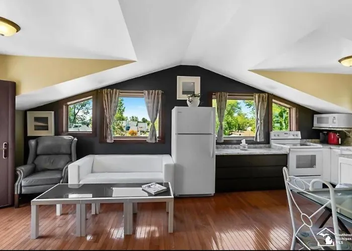 Part Of Mini-Mansion, Private, 3 Story Lake Erie Views