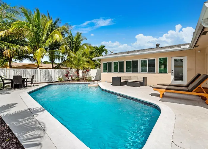 Gorgeous Open Concept 4 Bedroom With Heated Pool And Lounge Area