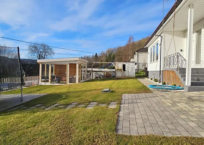 Familie Bolig Med Hage