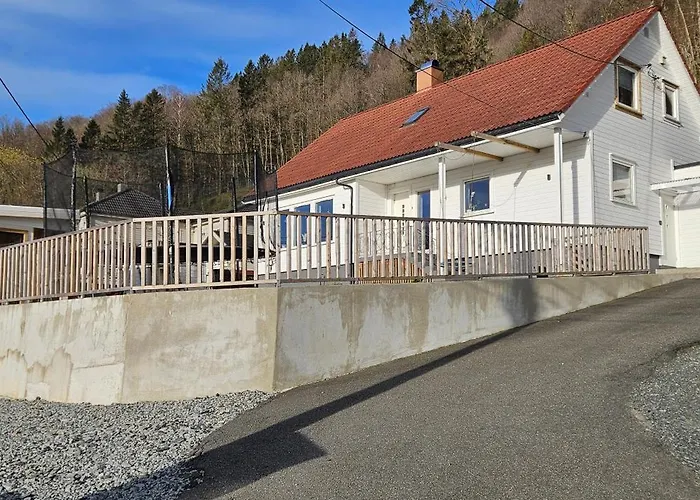 Familie Bolig Med Hage