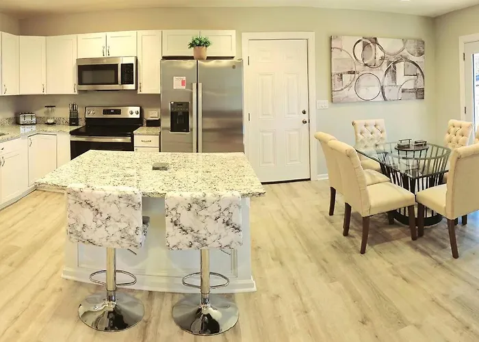 Chic Oasis: 3Br, 2Ba, Private Deck