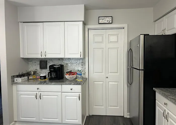 Cozy Home, 10 Minutes Away From Downtown