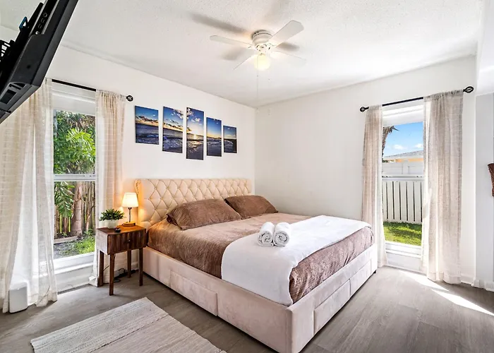 Gorgeous Open Concept 4 Bedroom With Heated Pool And Lounge Area