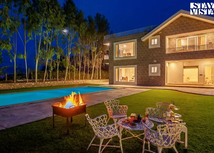 Stayvista At Golden Lark With Wi-Fi, Pool & Lawn