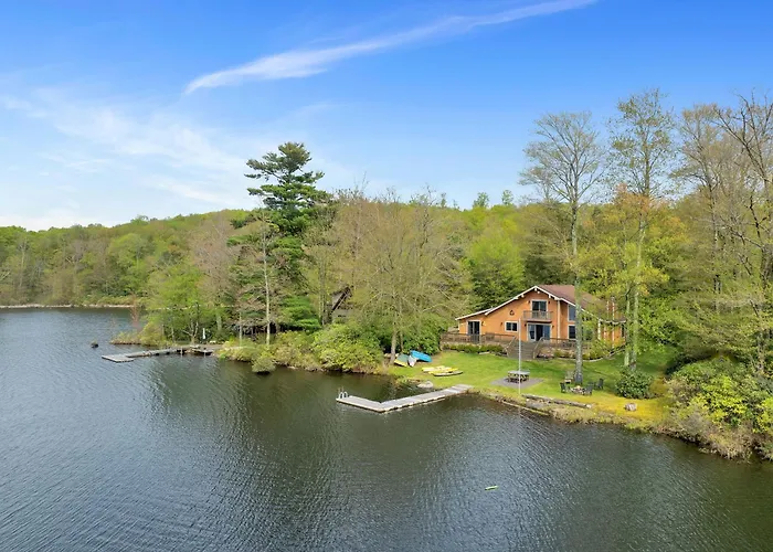 Lakefront Family Home, Kayaks, Hot Tub, Fireplace