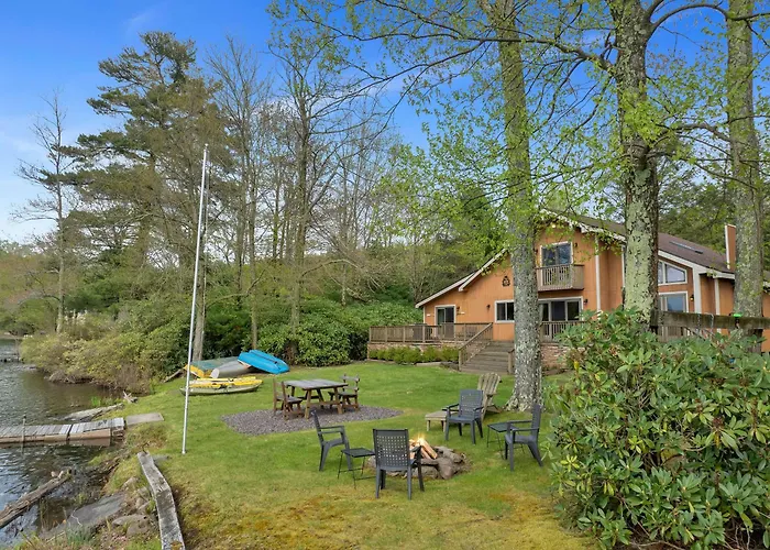 Lakefront Family Home, Kayaks, Hot Tub, Fireplace