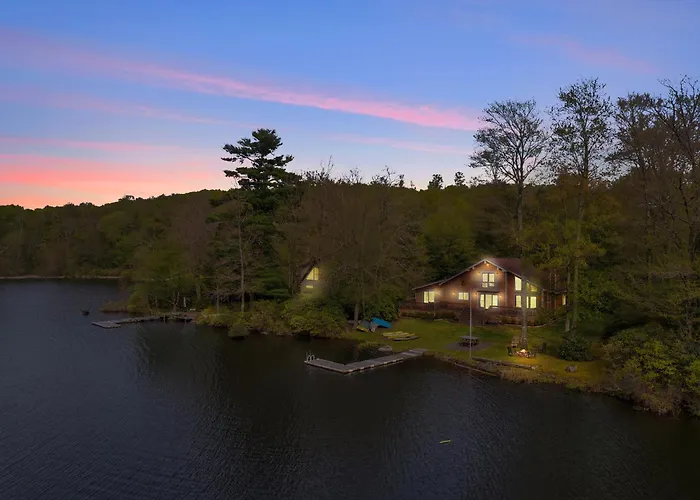 Lakefront Family Home, Kayaks, Hot Tub, Fireplace