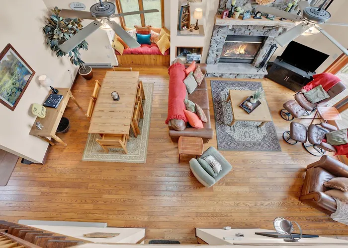 Lakefront Family Home, Kayaks, Hot Tub, Fireplace