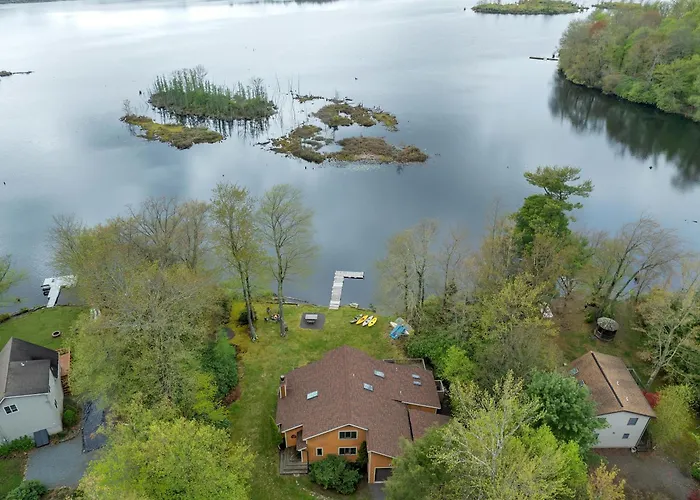 Lakefront Family Home, Kayaks, Hot Tub, Fireplace