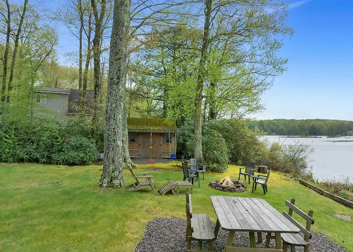 Lakefront Family Home, Kayaks, Hot Tub, Fireplace