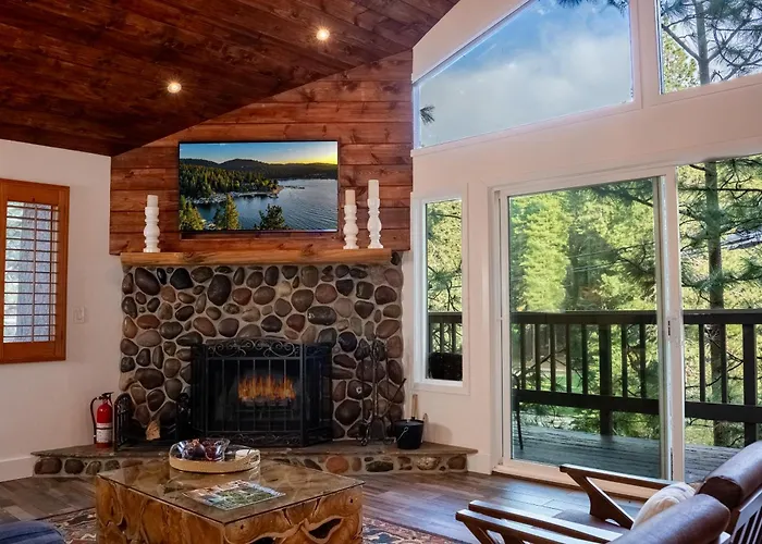 The Mighty Pines Retreat + Large Patio + Bbq+View!
