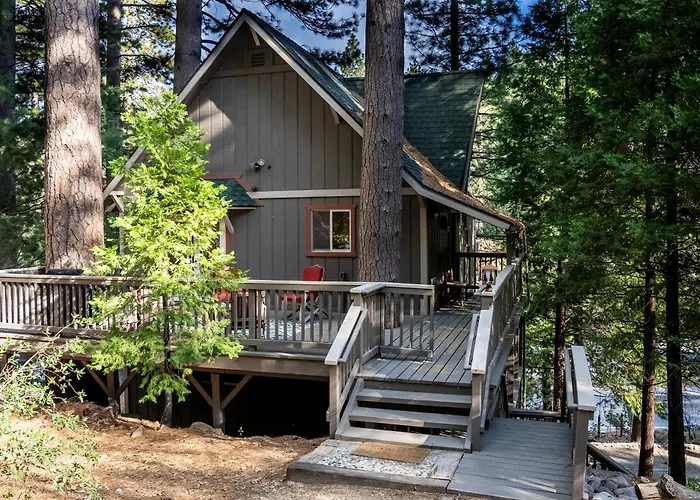 The Mighty Pines Retreat + Large Patio + Bbq+View!