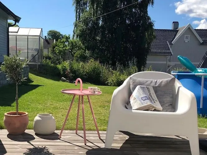 Koselig Hus Med Stor Og Solrik Hage