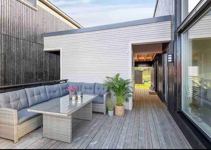 Moderne Hus Med Flotte Utemuligheter Og Parkering