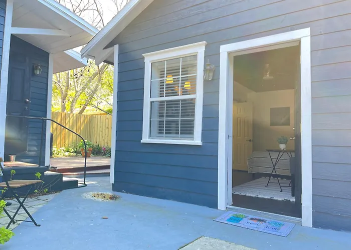 Lovely Spacious Guesthouse In Mills 50 District
