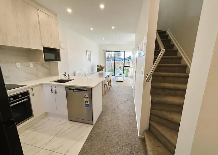 Entire Modern 2-Bedroom Townhouse -10 Min To Airport & Sylvia Park