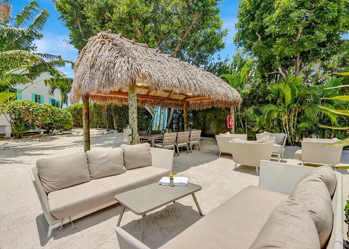 Isla Honeydew - Waterfront Boutique Resort, Htd Pool, Dock, Walkable