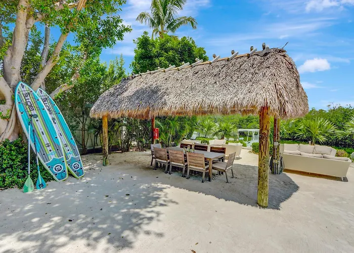 Isla Honeydew - Waterfront Boutique Resort, Htd Pool, Dock, Walkable