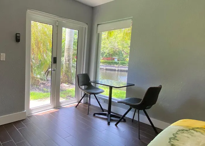 Riverbank House Wilton Manors