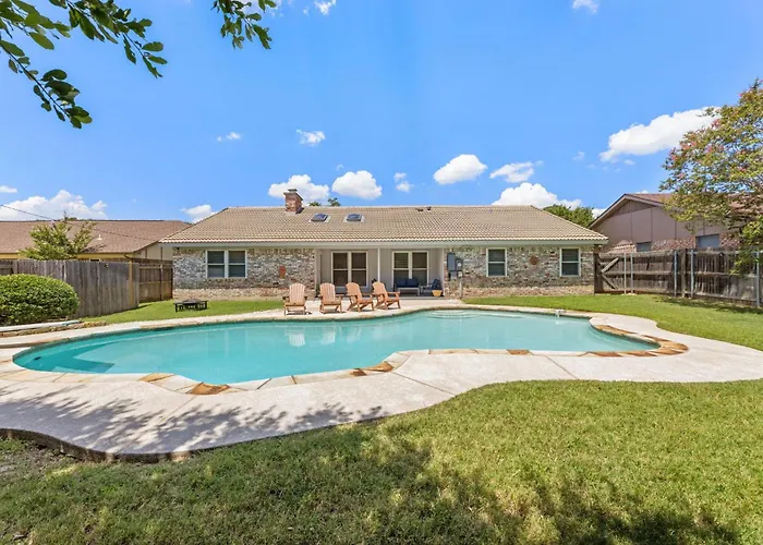Stylish Villa-Near Stadiums, Large Pool,Pool Table