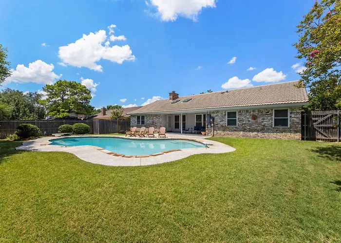 Stylish Villa-Near Stadiums, Large Pool,Pool Table