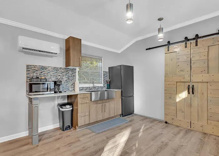 Spacious King Cottage-Mins From Downtown