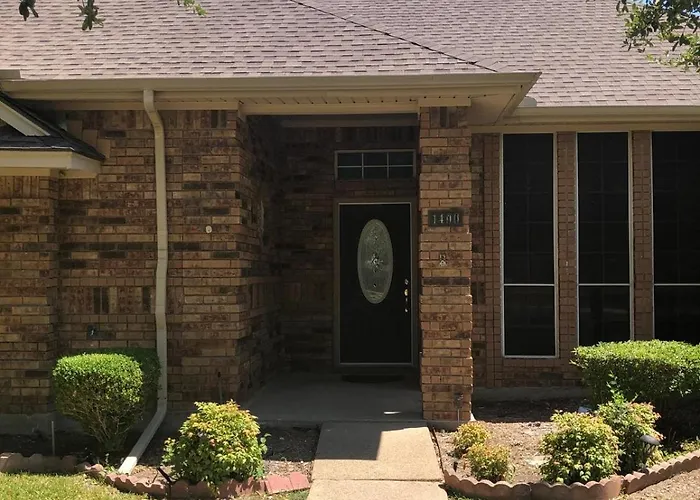 Luxury Pool Retreat Near Downtown Dallas