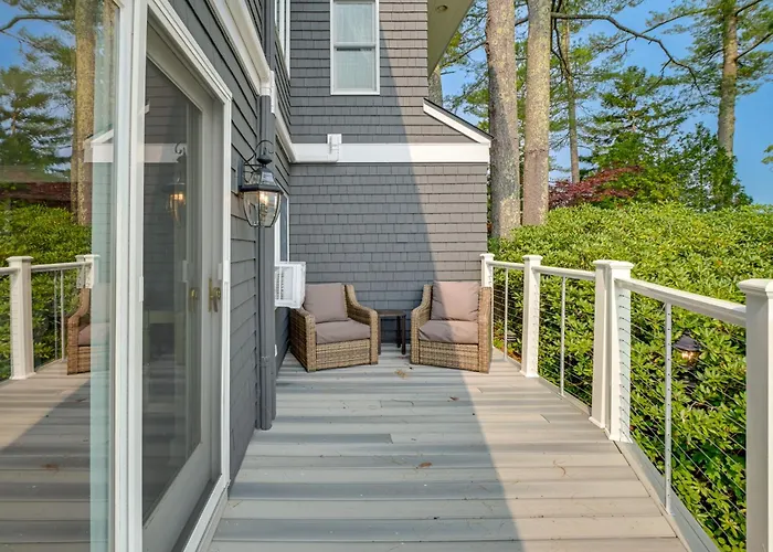 'The Beachhouse' Retreat W/ Prescot Bay Views!