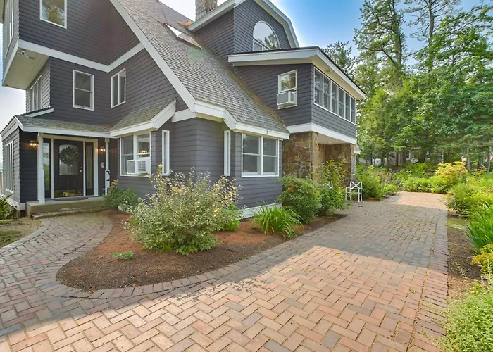 'The Beachhouse' Retreat W/ Prescot Bay Views!