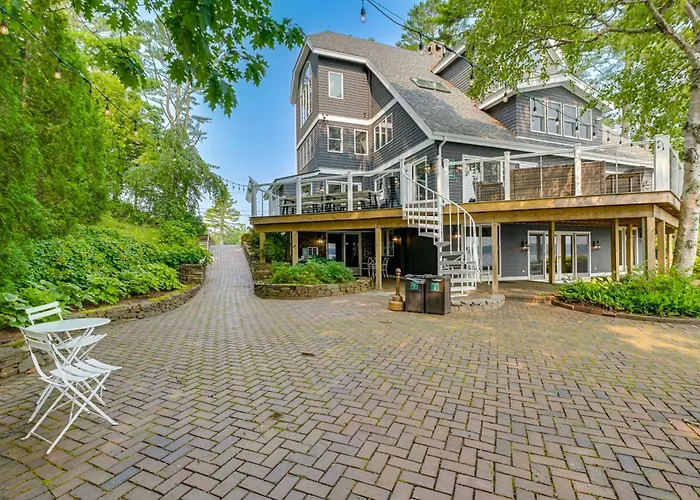 'The Beachhouse' Retreat W/ Prescot Bay Views!