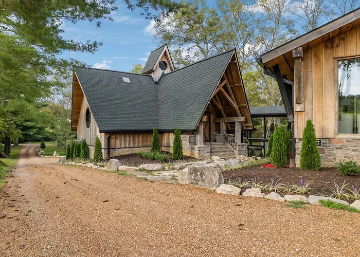 Extraordinary Manor At Dark Horse Retreat