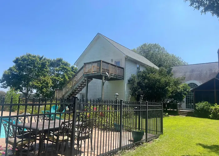 Countryside Carriage House With Pool