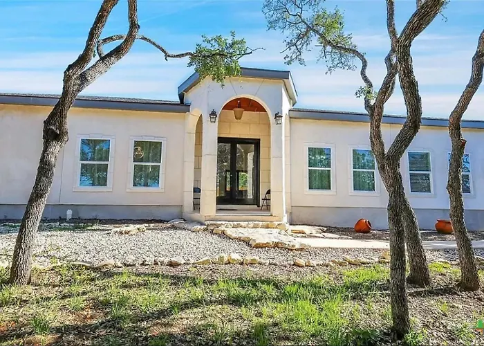 Lakeside Mansion Minutes To The Lake