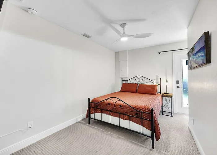 Heated Pool, Sleeps 10, Relaxing Lanai, Near Beaches, Pet Friendly!