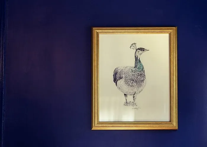 The Peacock - Artsy East Hill Getaway