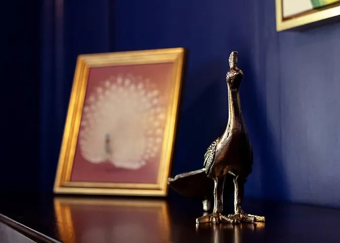 The Peacock - Artsy East Hill Getaway