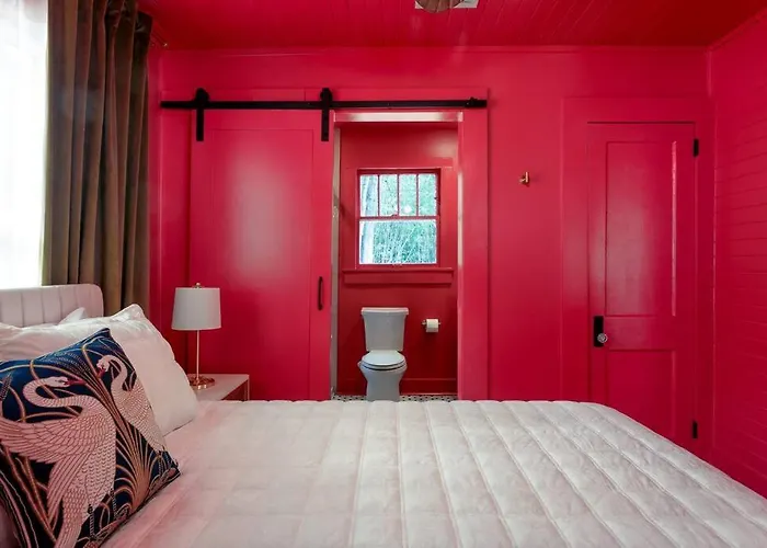 The Swan - Vibrant East Hill Getaway