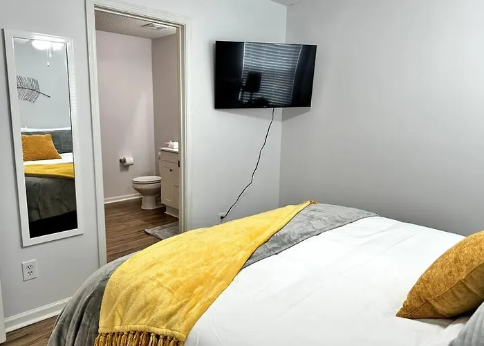 Bright Spacious Renovated Home Master On Main