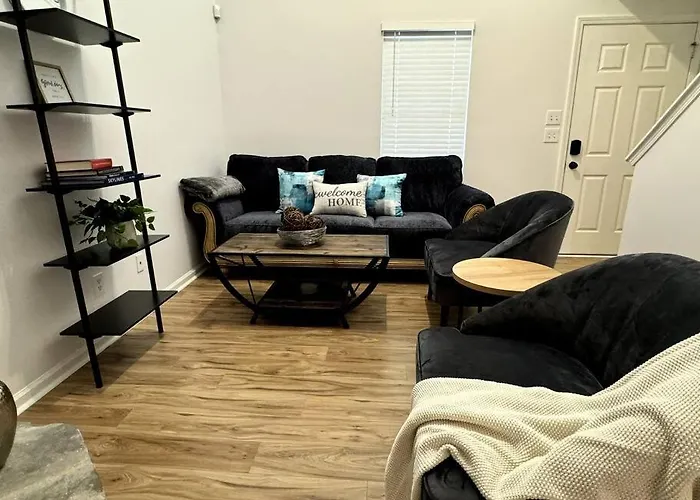 Bright Spacious Renovated Home Master On Main