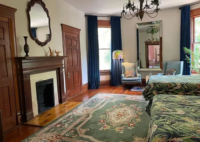 Large Historical Home For Groups Walk To Downtown!
