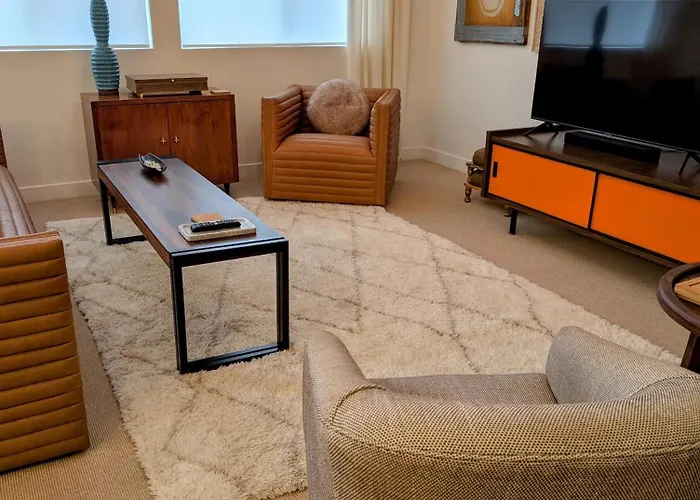 Central Location Close To Downtown And Mountain Views
