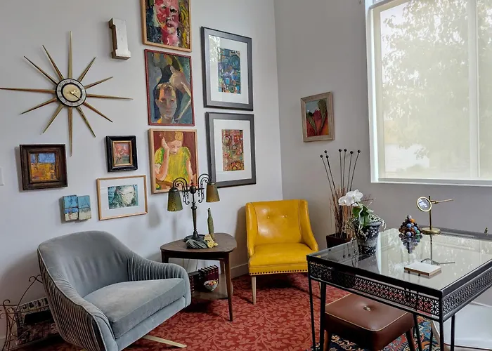 Central Location Close To Downtown And Mountain Views