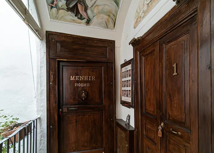 Menhir Rooms