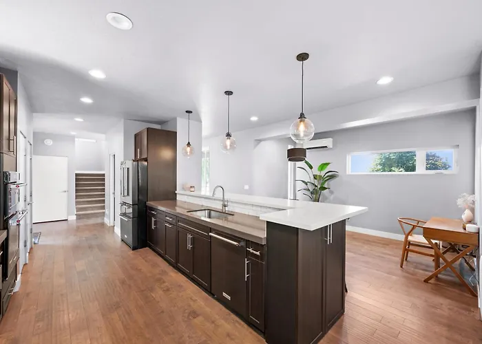 Minutes To Ski Resorts & Downtown, Yard, Fire Pit