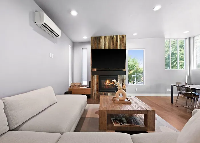Minutes To Ski Resorts & Downtown, Yard, Fire Pit