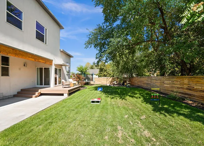 Minutes To Ski Resorts & Downtown, Yard, Fire Pit