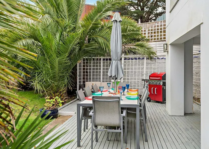 High Tides Elegant & Modern 5-Bedroom Villa In Sandbanks